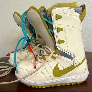 Nike Tie Up Snowboard Boots. Size 5.5. Good used condition.